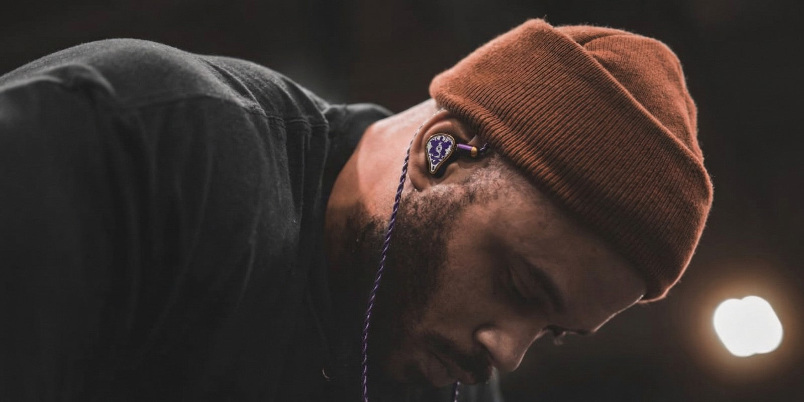 a-man-wear-epz-550-iem